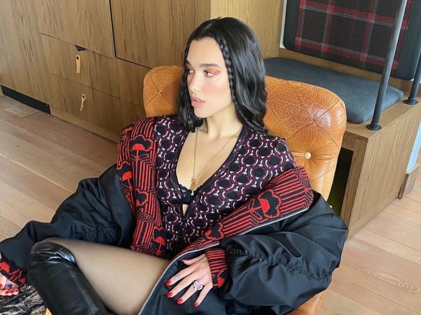 Dua Lipa shfaqet plot stil me çizme deri në gju teksa largohet nga studiot e BBC Radio