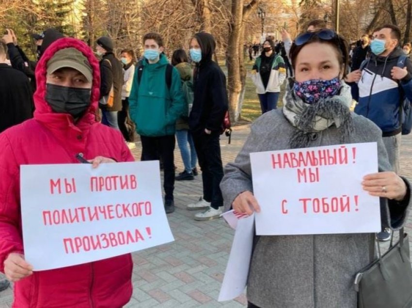 Protesta në mbrojtje të Navalnyt, policia arreston aleatët e tij