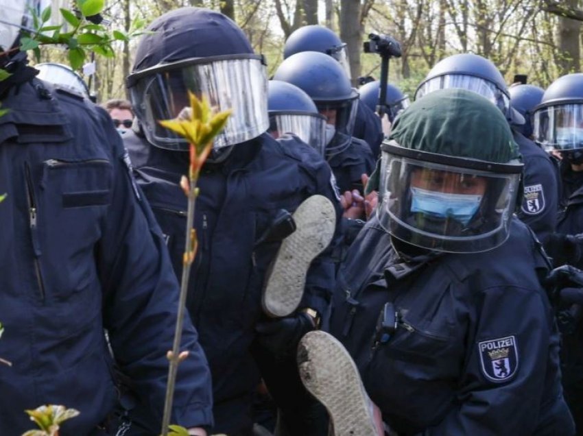 Berlin: Policia shpërndan protestuesit kundër kufizimeve