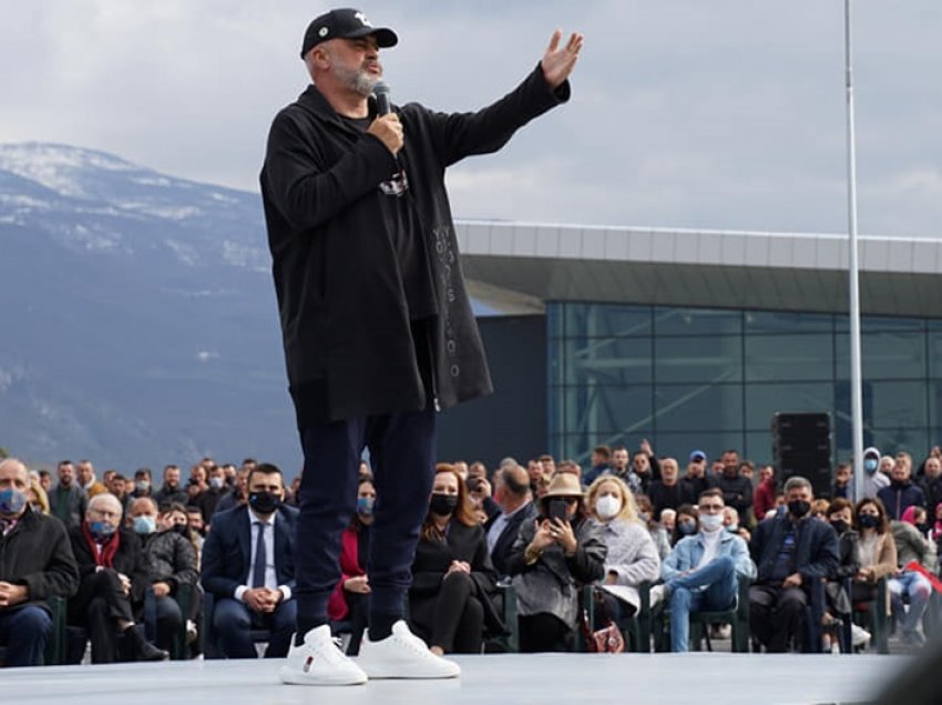 Përurohet aeroporti ndërkombëtarë i Kukësit