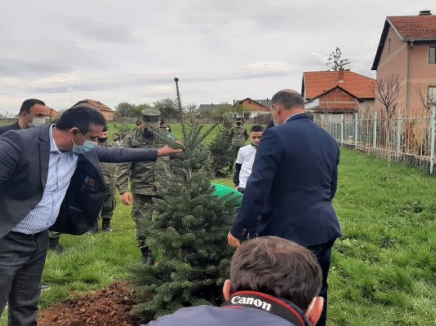 51 ushtarë të FSK-së mbjellin fidanë në shkollën “Ibrahim Rugova” në Obiliq