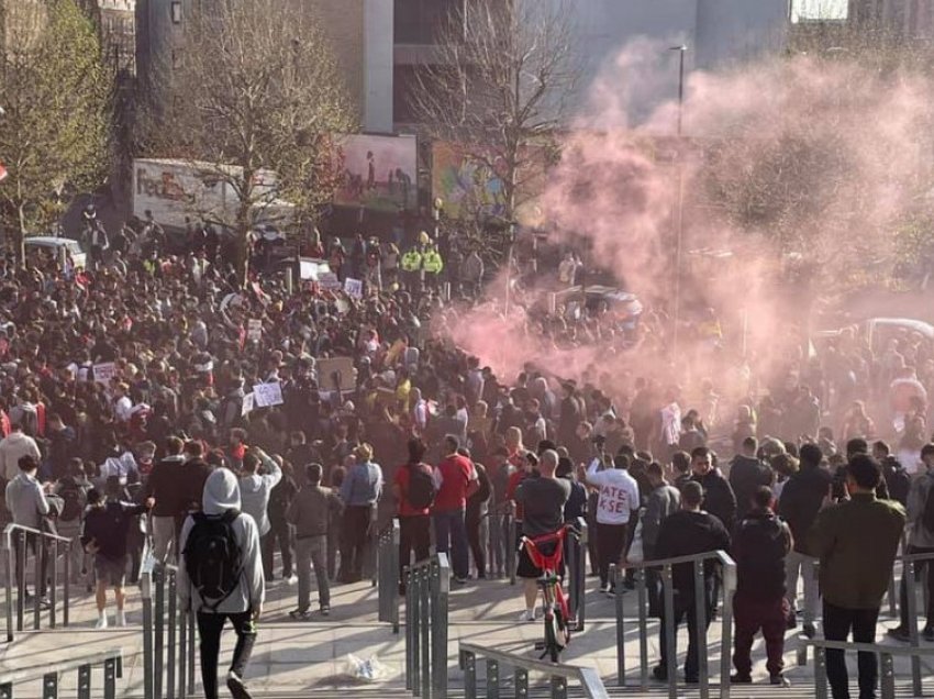 Tifozët nuk durojnë më, dalin në protestë 