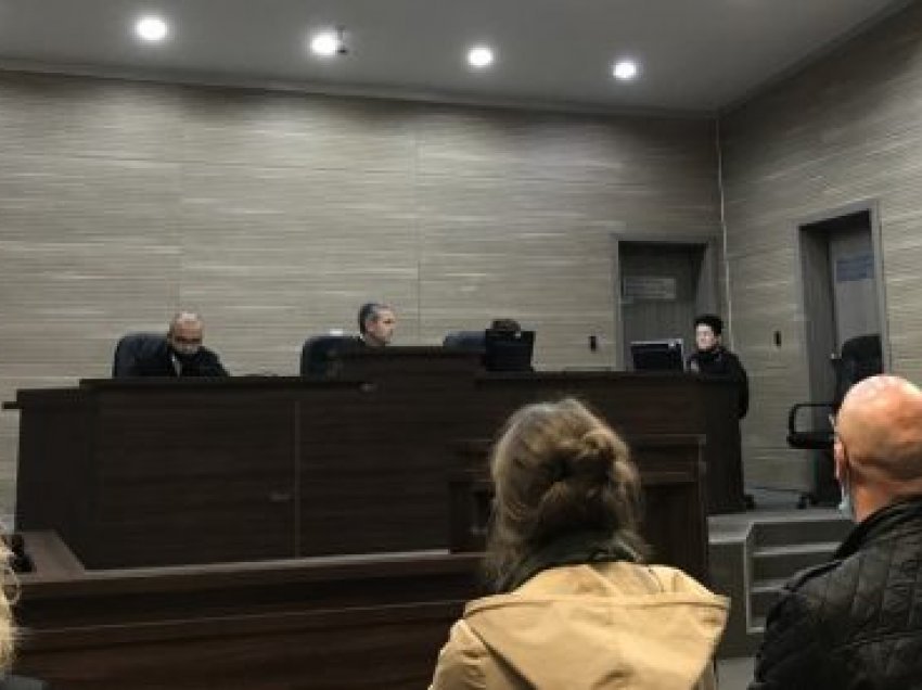 Në mungesë të prokurores, shtyhet gjykimi ndaj ish-policit që akuzohet se kishte shtënë në ish-gruan e tij