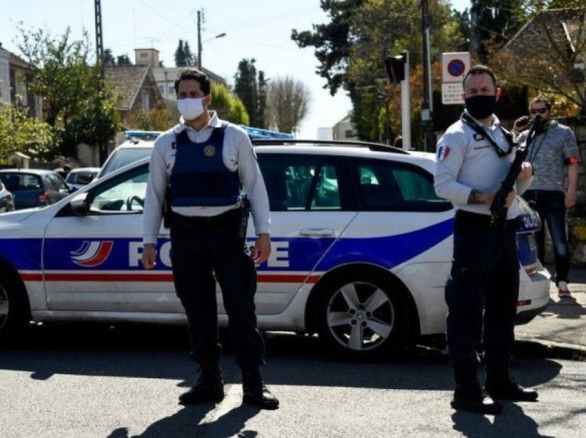 Sulm me thikë në një stacion policie në Francë – theret për vdekje një oficere