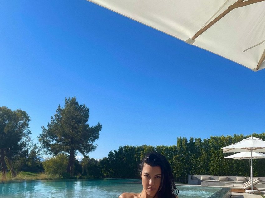 Kourtney Kardashian pozon në bikini teksa shijon ushqim mbi varkë