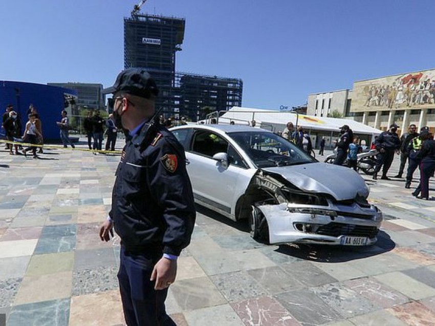 “Një moment dramatik”/ Mediat britanike shkruajnë për 32-vjeçarin që tmerroi Tiranën 