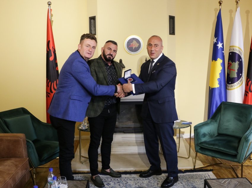 Ramush Haradinaj nderon me medalje ”Zhutat” 