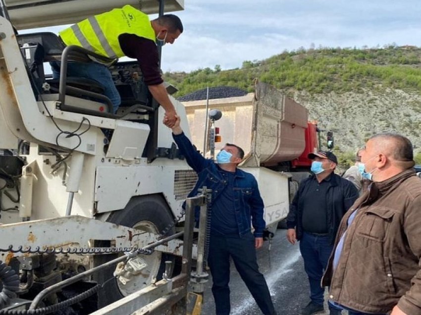 Balla rikthehet në punë/ Inspekton shtrimin e rrugës së re në Polis: Do ta shndërrojë zonën në një atraksion agro-turistik