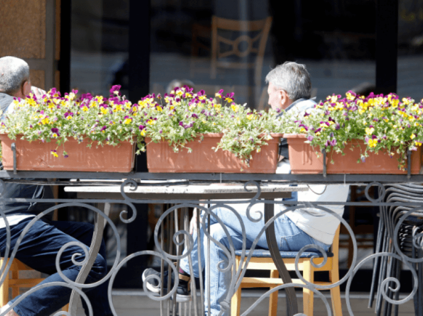 Nga sot janë rihapur tarracat e kafeneve dhe restoranteve në Maqedoni