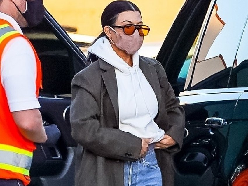 Kourtney Kardashian merr vëmendje me dukjen teksa del për drekë me djalin e saj, Mason