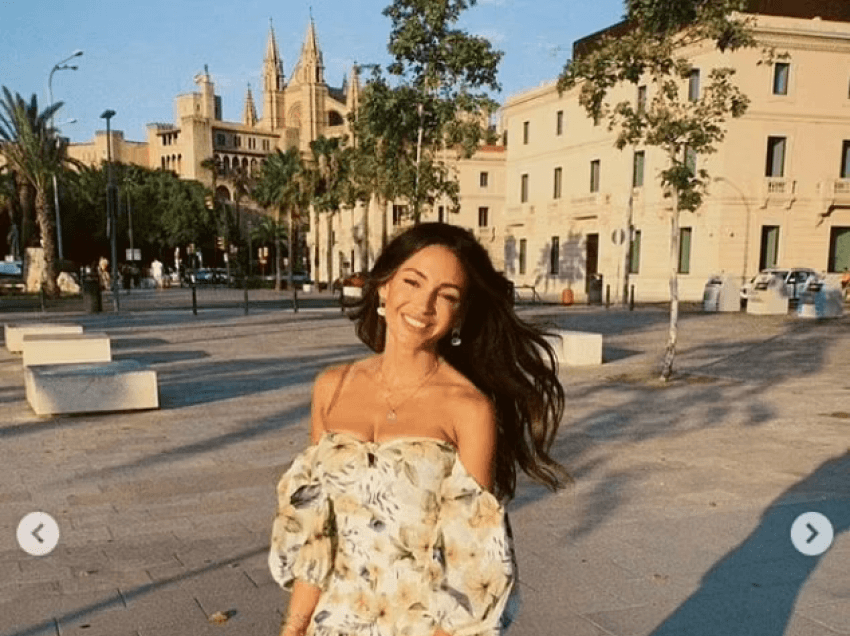 Michelle Keegan tërheqëse me një fustan veror