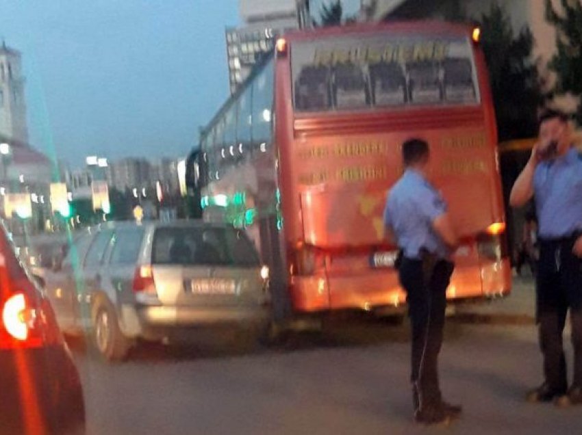 Në një aksident trafiku përfshihen dy vetura dhe një autobus në Prishtinë