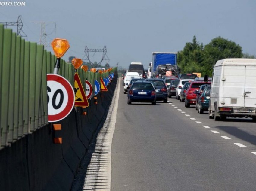 Trafik i rënduar në qytetet bregdetare / Në Vlorë, Durrës dhe Lezhë makinat, disa orë pritje në radhë