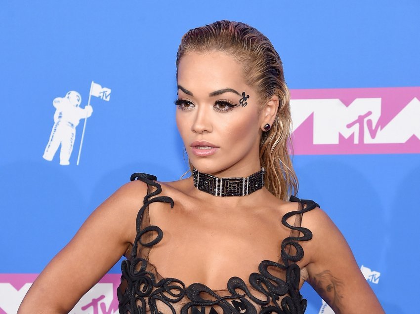 Rita Ora ekspozon fundshpinen në fustan të bardhë