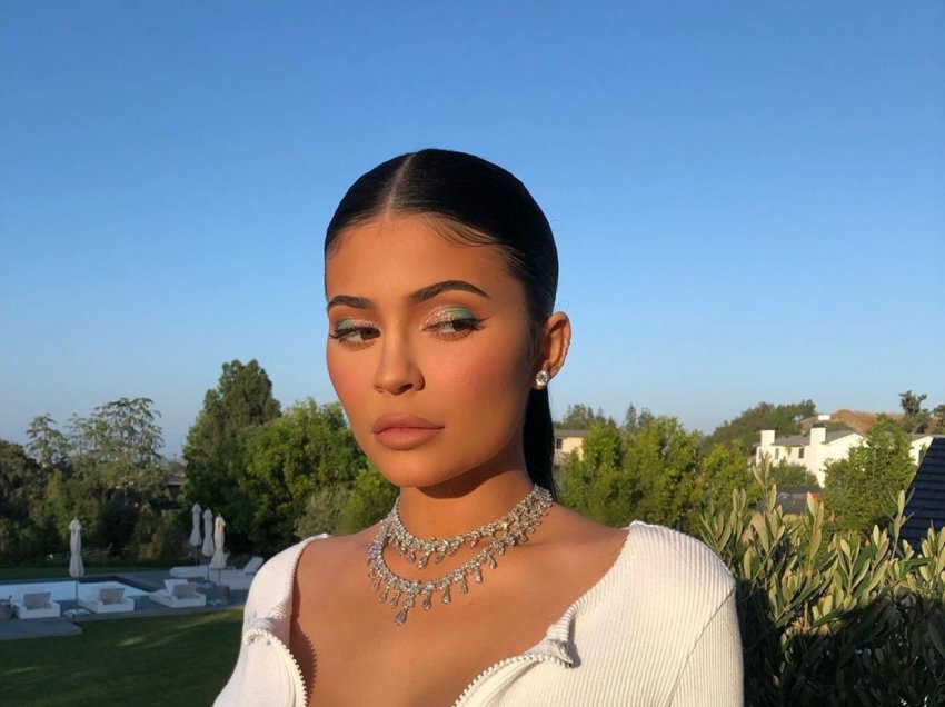 Kylie Jenner merr vëmendje me pozat topless duke promovuar koleksionin e saj ‘Kylie Cosmetics’