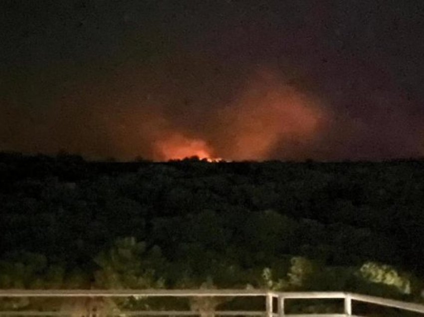 Zjarr i madh në kodrat e Shëngjinit, pushuesit kanë frikë se po iu afrohet banesave