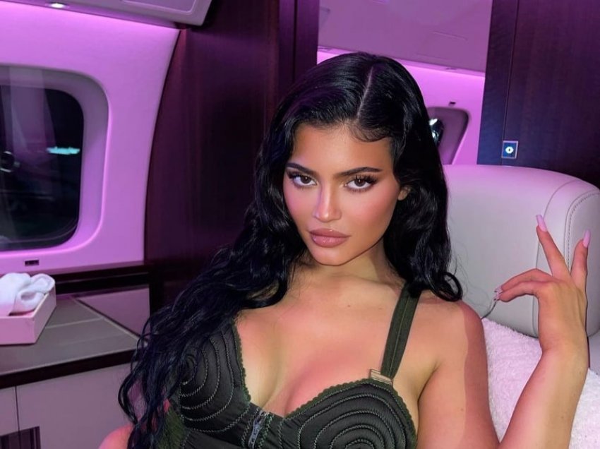 Kylie Jenner pozon totalisht e zhveshur