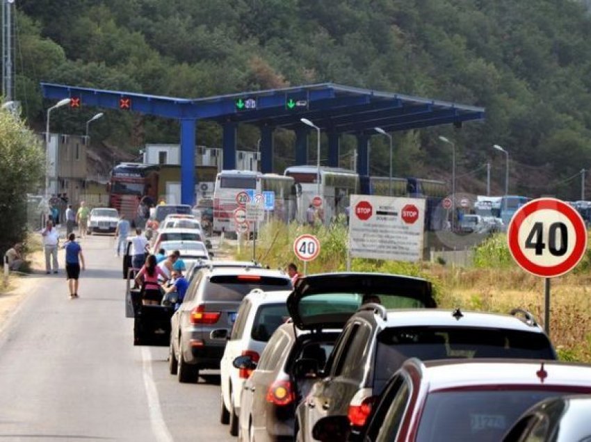 Pritje të gjata në pikë-kalimet kufitare Merdare dhe te Dheu i Bardhë