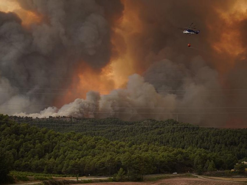 Moti i keq me erë të fortë, përkeqësohet situata me zjarret në Karaburun