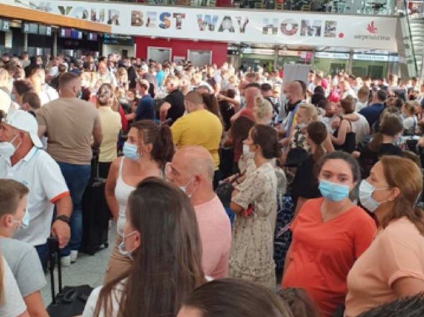 Tollovi në Aeroportin e Prishtinës për shkak të shtyrjes së një fluturimi