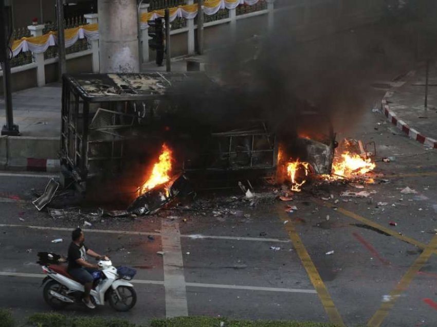 Bangkok: Policia përdor gaz lotsjellës gjatë përleshjes me protestuesit 