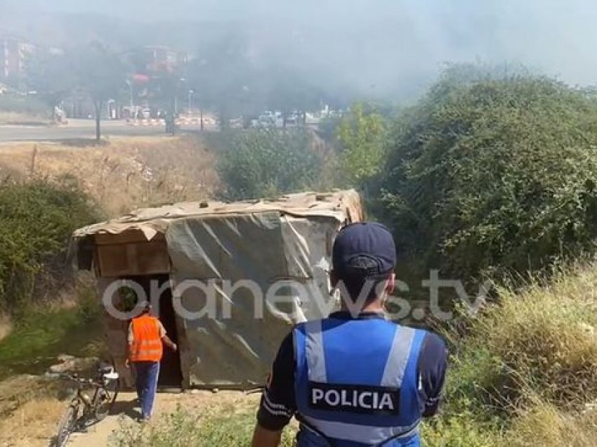 Përfshihet nga flakët një sipërfaqe toke në Korçë, zjarri afër banesave të komunitetit rom