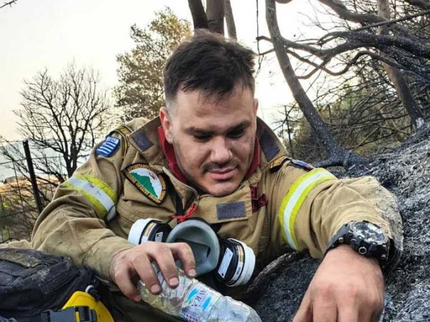 Fotoja e zjarrfikësit bën xhiron në rrjet, i jep ujë një breshke në mes të flakëve 