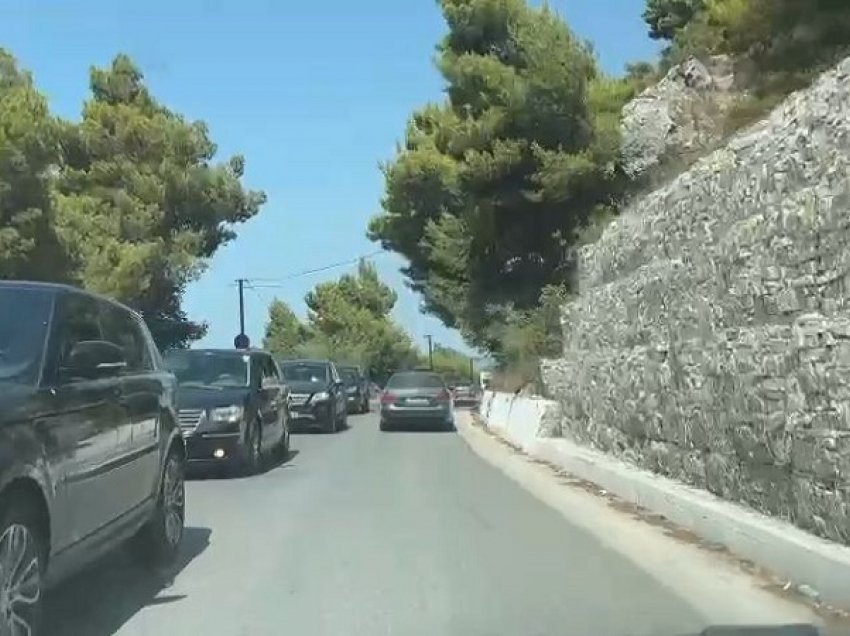 Shqiptarët s’frikësohen nga zjarret, dynden drejt jugut/ Trafik i rënduar në Vlorë