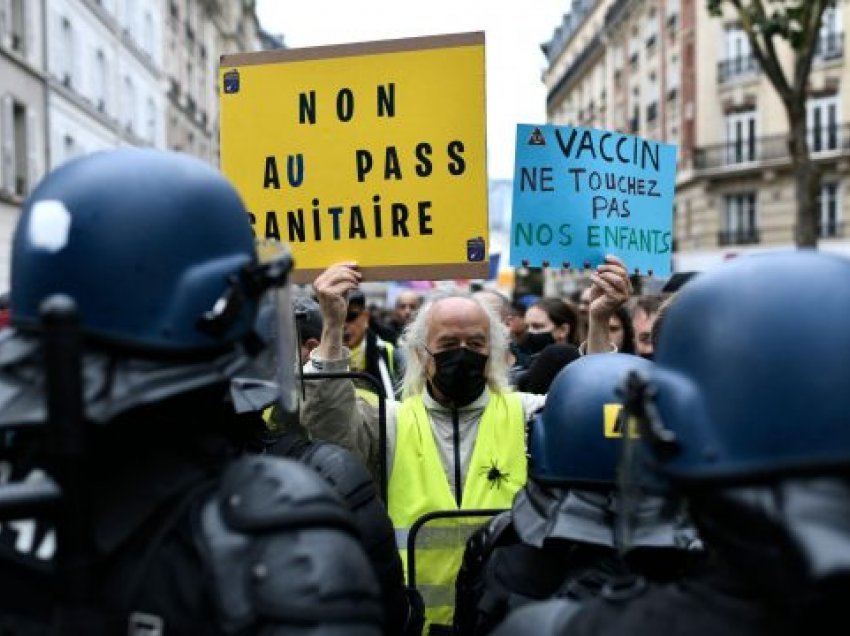 Protestat kundër ‘Green Pass’ në Francë, Macron: Pranoni rregullat kolektive dhe vaksinohuni