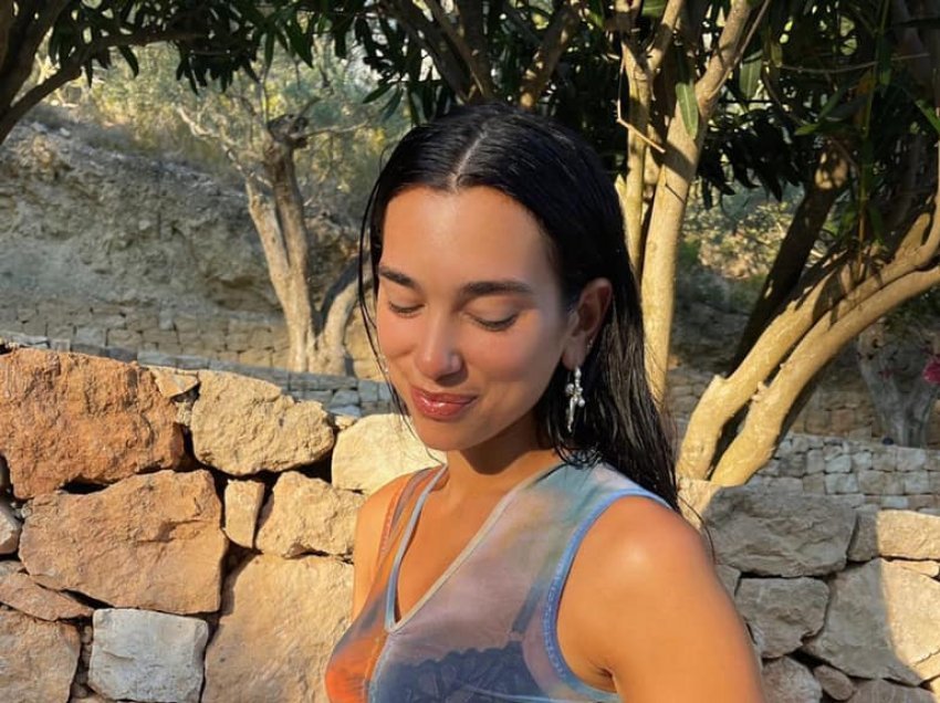 Dua Lipa e djeg rrjetin me trupin seksi, në Ibiza 