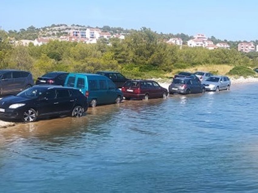 Parkuan veturat e tyre buzë detit, por ja surpriza që u ndodhi atyre