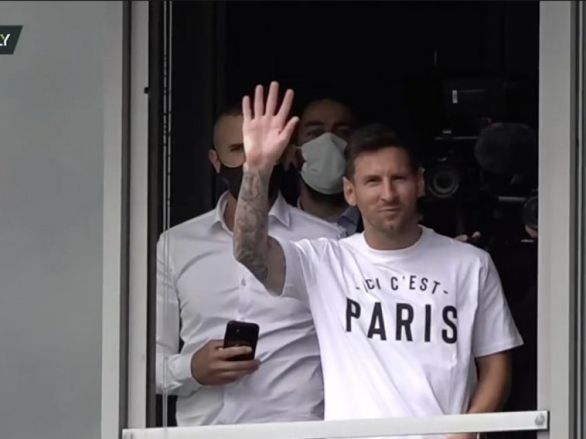 Lionel Messi mbërrin në Paris!