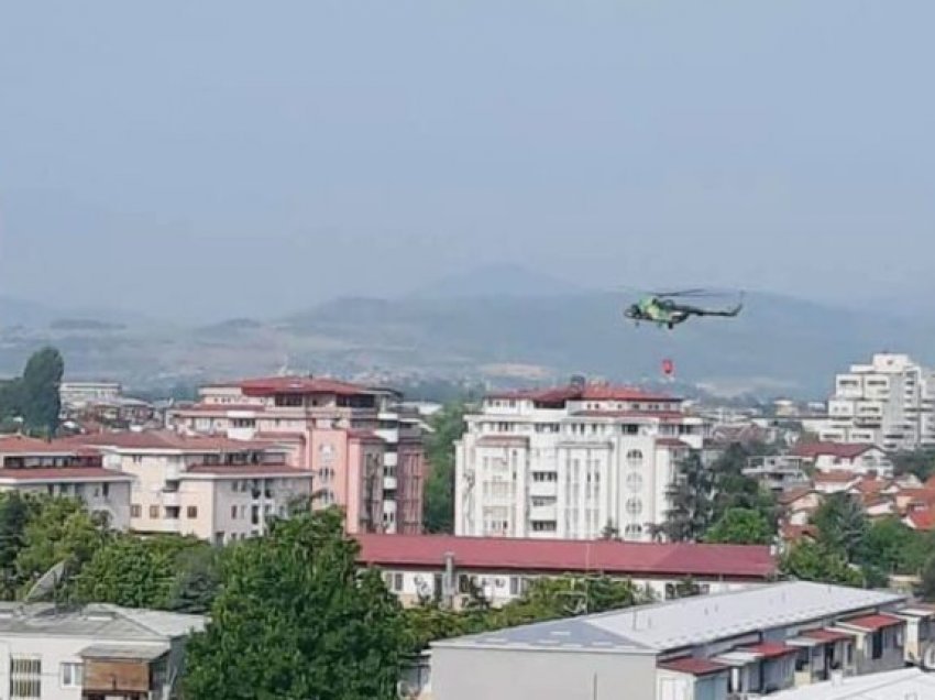 Helikopterët furnizohen me ujë në Lumin Vardar