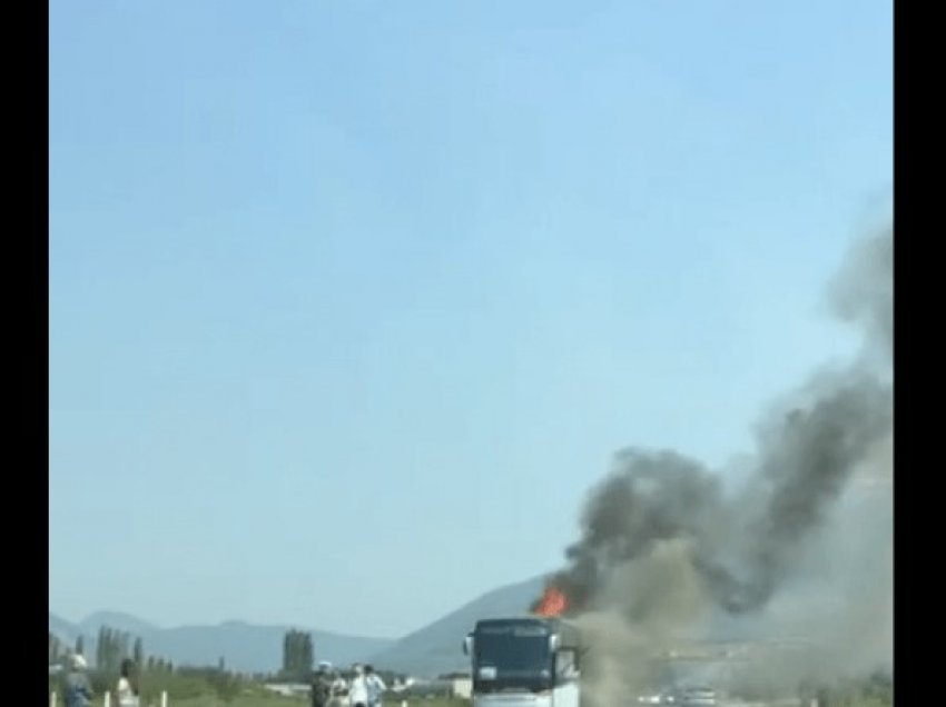 Në Himarë merr flakë një autobus me pushues nga Kosova, brenda kishte 25 pasagjerë