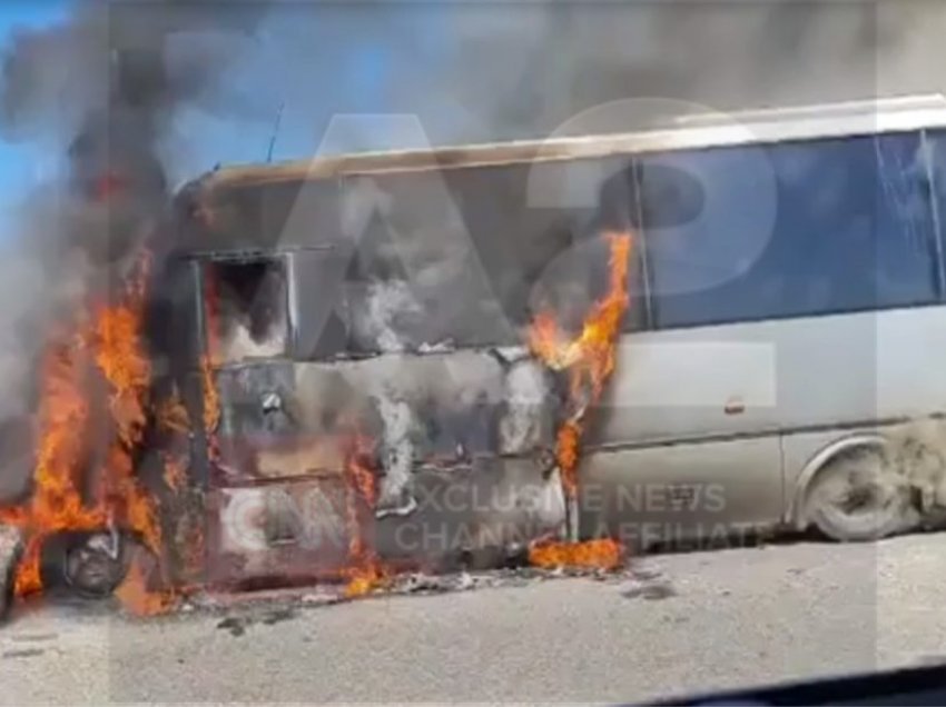 Përfshihet nga flakët në ecje autobusi në aksin rrugor Himarë-Sarandë