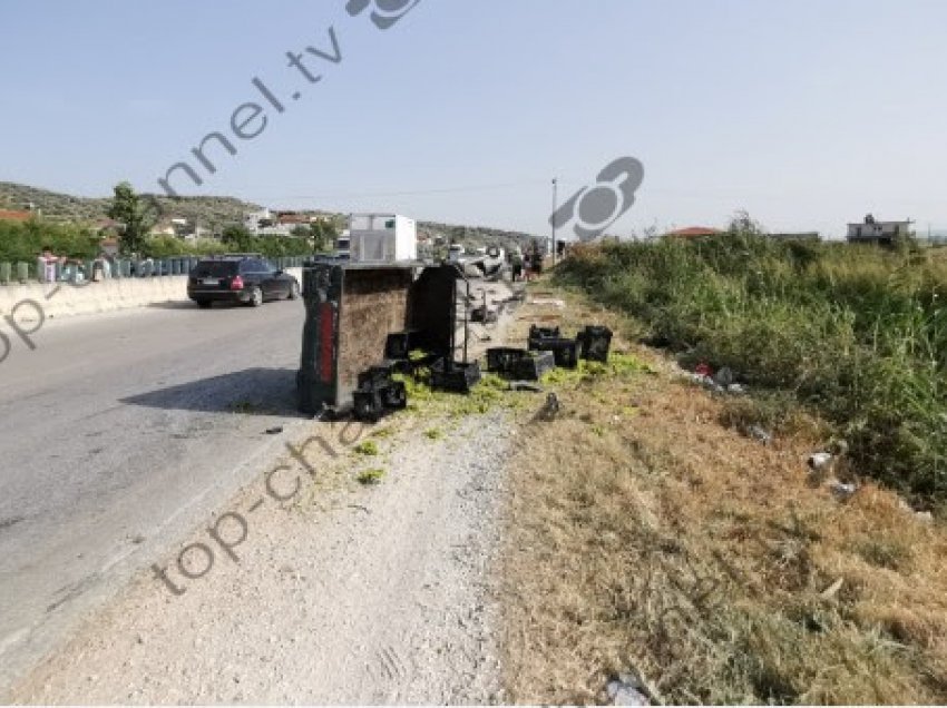 ​Vetura përplaset me zetorin e ngarkuar me rrush, tre të lënduar