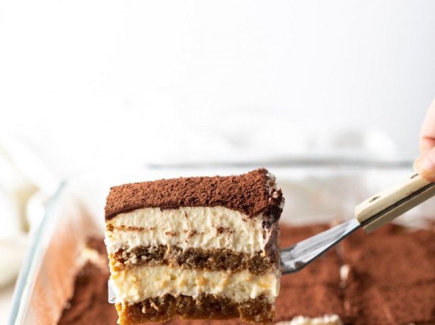 Këtë vikend ëmbëlsohuni me tiramisu, receta që nuk do t’ju marrë më shumë se dhjetë minuta!