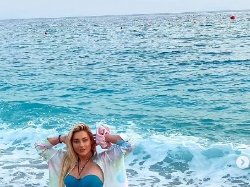 Ronela Hajati publikon fotografi veshur në bikini 