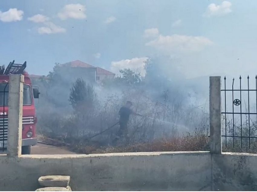 Oborri i konviktit të studentëve në Korçë përfshihet nga flakët