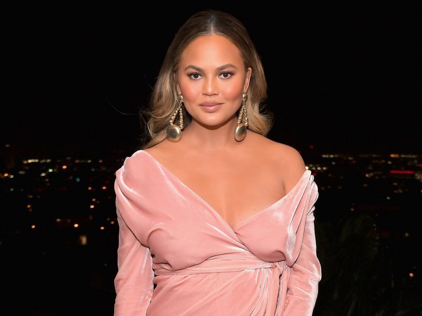 Chrissy Teigen publikon librin e fundit