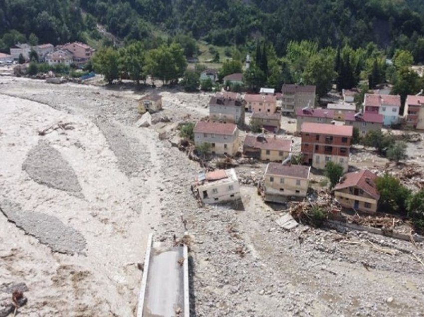 Në Turqi, rritet në 44 numri i të vdekurve nga përmbytjet në rajonin e Detit të Zi