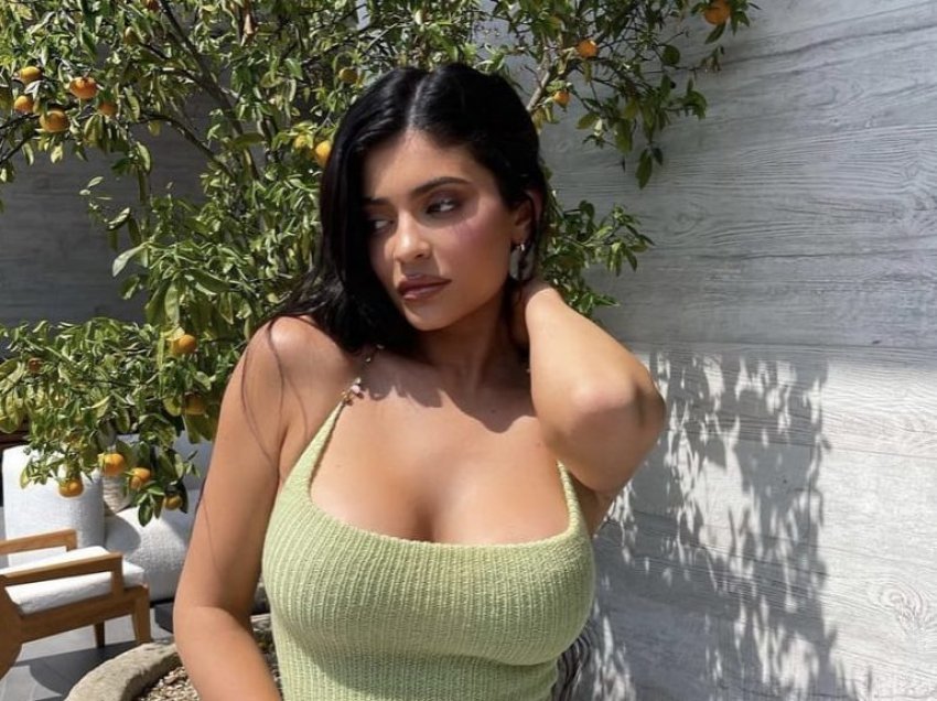 Fansat e Kylie Jenner janë të bindur se ajo është shtatzënë për herë të dytë