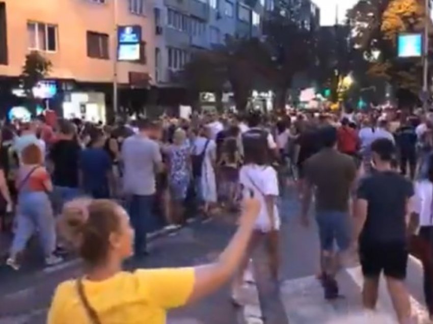 Një protestë paqësore u mbajt sonte në Shkup kundër masave 