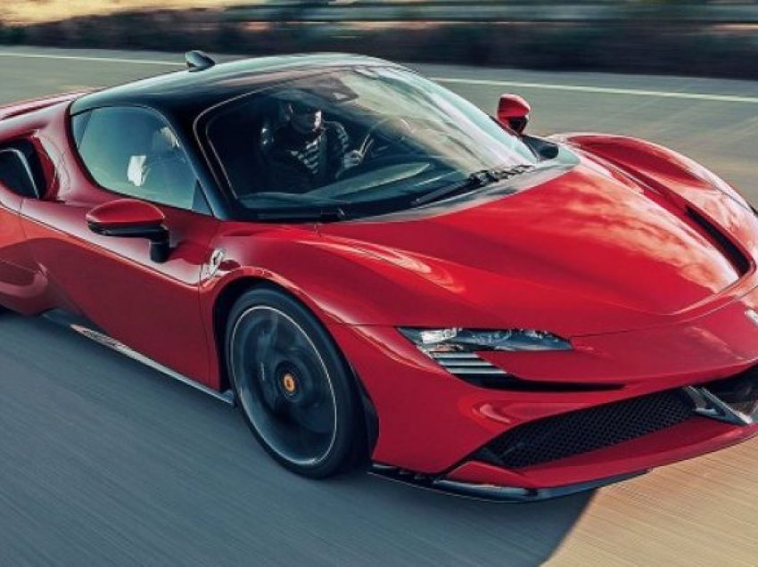 Pagoi 1.5 milion dollarë për një Ferrari SF90 Stradale, punonjësi u tregua i pavëmendshëm – e përplasi mjetin për tokë