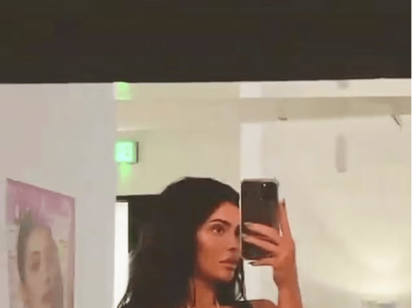 Kylie Jenner ‘ҫmend’ rrjetin me bikine