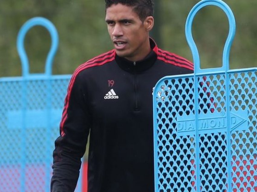 Varane prezantohet te United