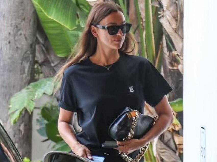 Irina Shayk vë në pah këmbët joshëse 