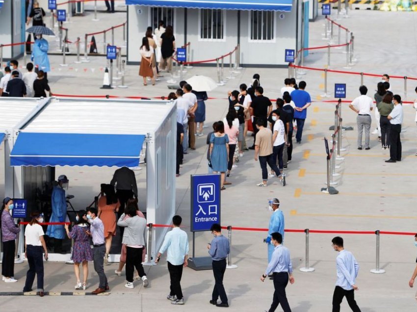 Kina vendos qindra persona në karantinë pas rasteve të COVID-19 në aeroport