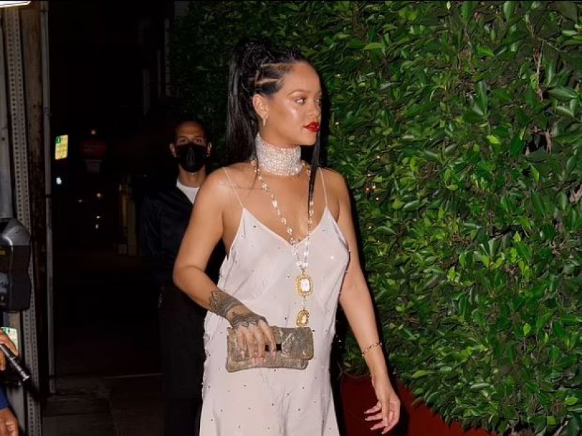 Rihanna shfaqet seksi dhe elegante