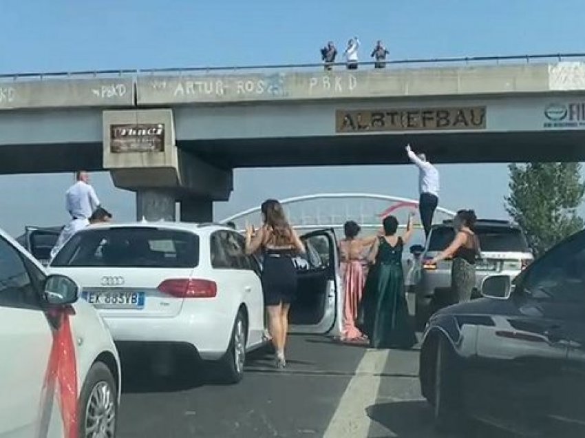 As që duan t’ia dinë për të tjerët! Dasmorët bllokojnë autostradën, kërcejnë sipër makinave luksoze